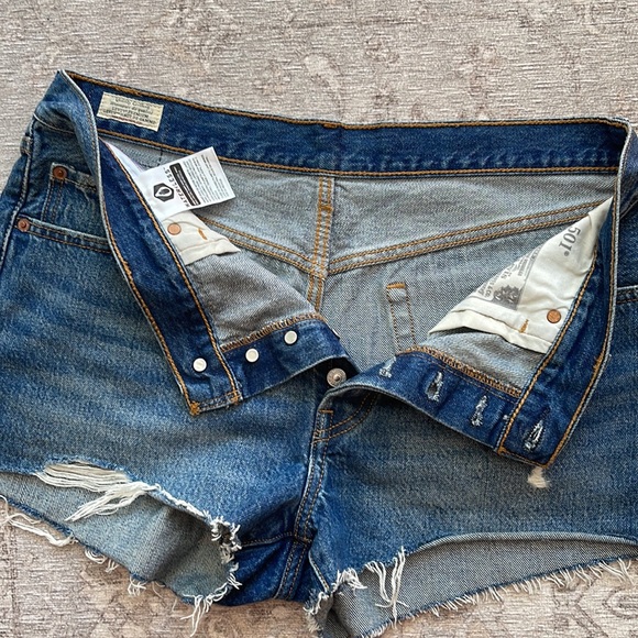 Levi’s 501 Jean Shorts - Picture 3 of 3